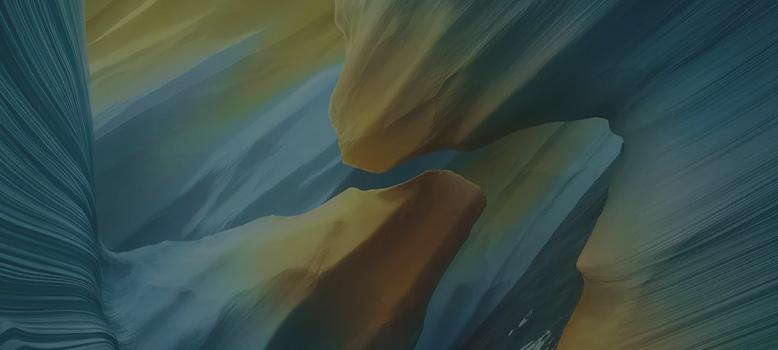 Niebiesko-żółte formacje wyżłobione poziomymi liniami.