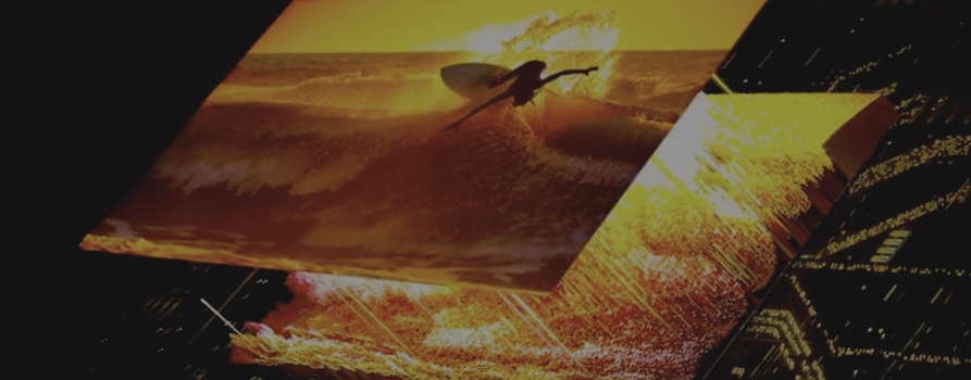 Obraz przedstawiający morskie fale na tle żółtego zachodu słońca, wklejony w układ scalony.