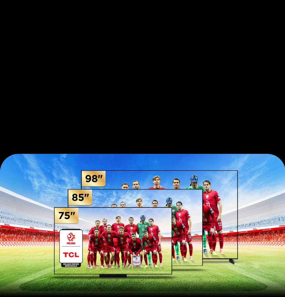 Trzy duże telewizory o przekątnych 75, 85 i 98 cali wyświetlają mecz piłki nożnej na stadionie.
