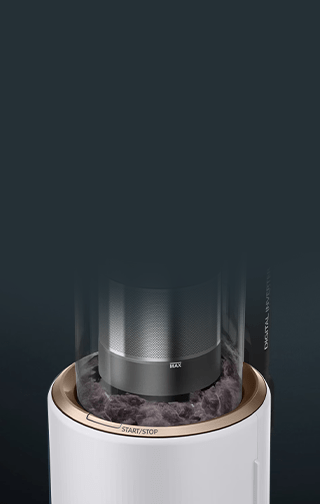 Nieco zapełniony pojemnik odkurzacza na brud włożony do automatycznej stacji czyszczącej.