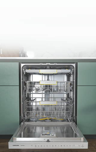 Pusta w środku zmywarka z otwartymi drzwiczkami zabudowana w szafkach kuchennych w jasnozielonym kolorze.