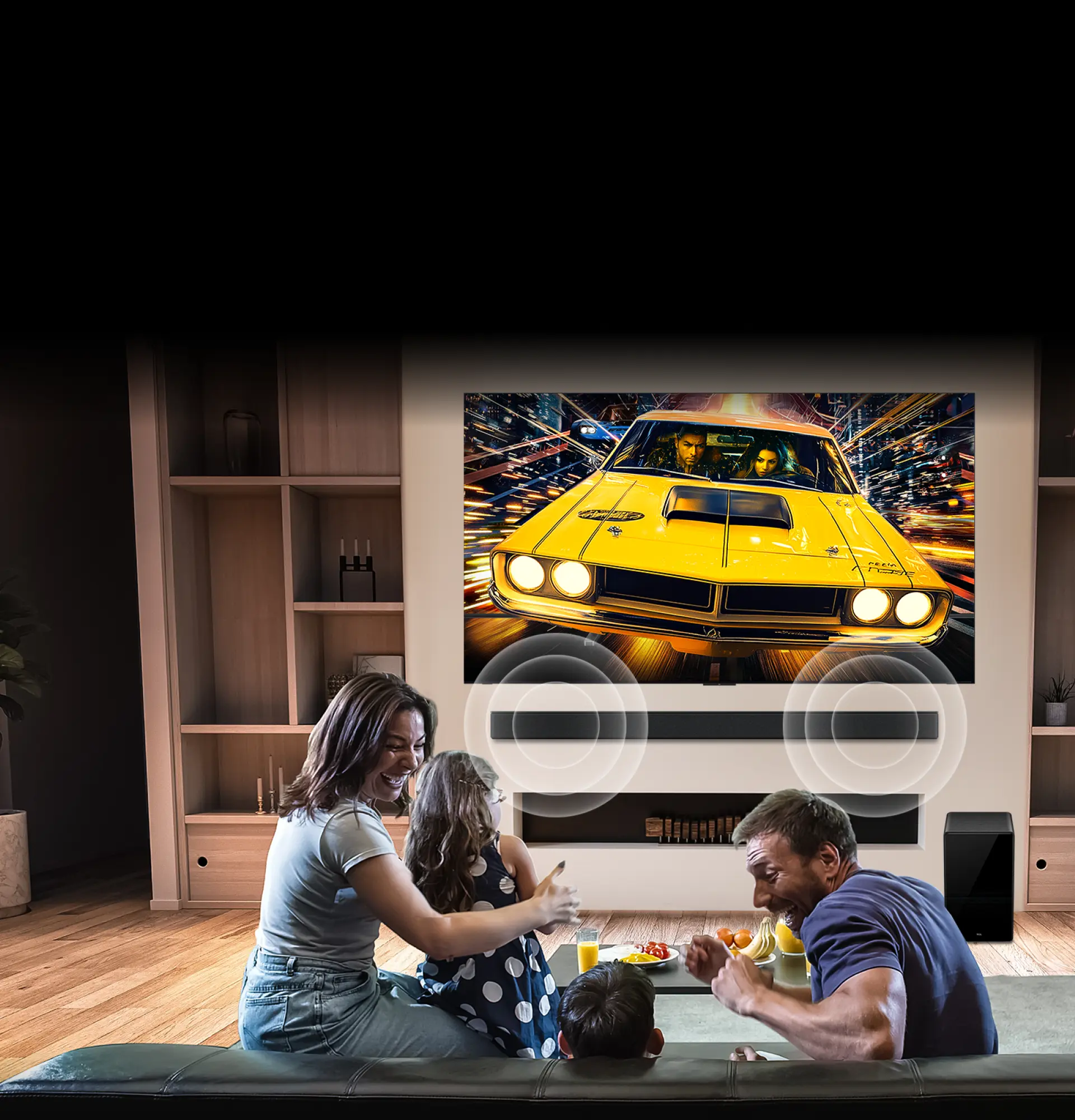Rodzina ogląda film akcji na dużym ekranie z widocznymi falami dźwięku z soundbara.