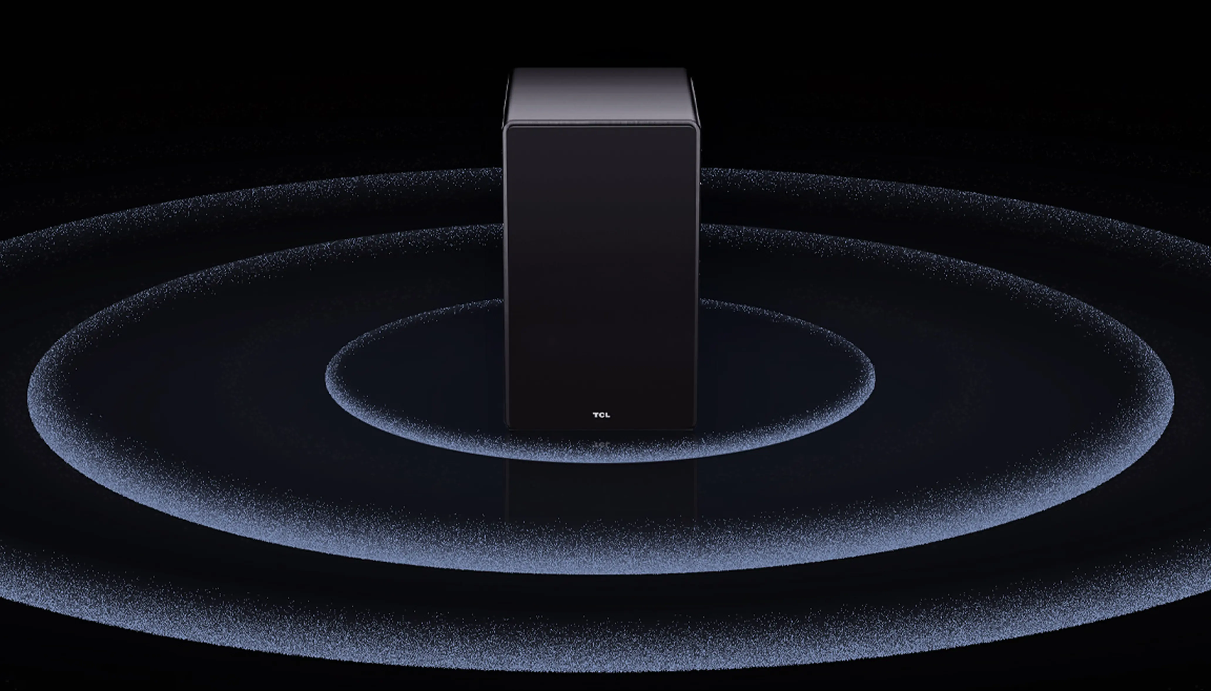 Długi głośnik Tcl z logo na przodzie, emitujący fale dźwiękowe w ciemnym pomieszczeniu.