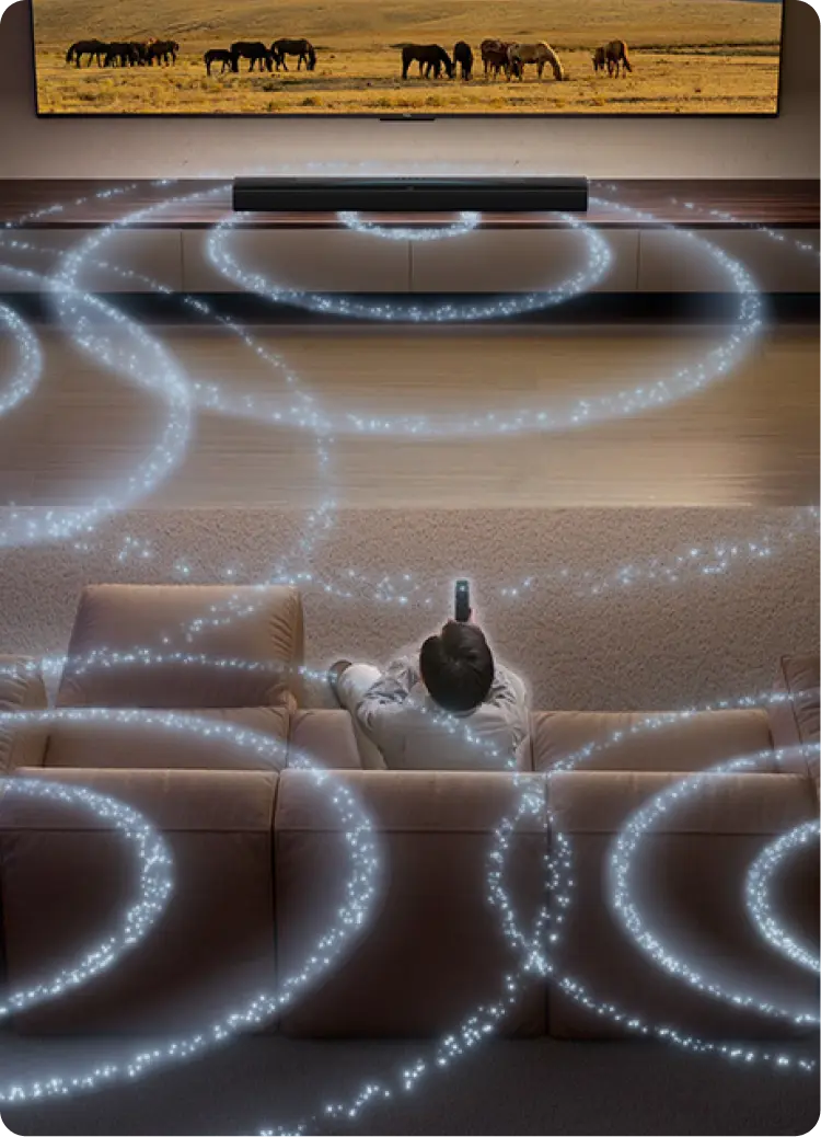 Zbliżenie na detale wykończenia czarnego soundbaru z widoczną teksturą materiału i logo Dolby Atmos.