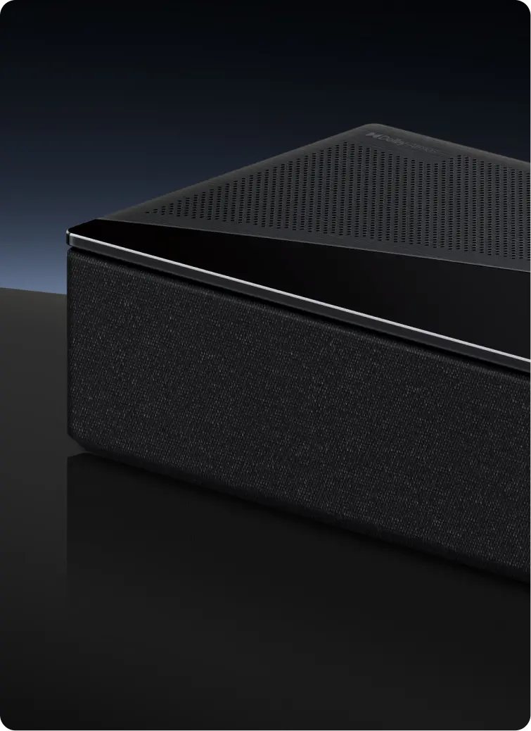 Soundbar pod telewizorem emitujący wielokierunkowe wiązki dźwięku przestrzennego w ciemnym pokoju.