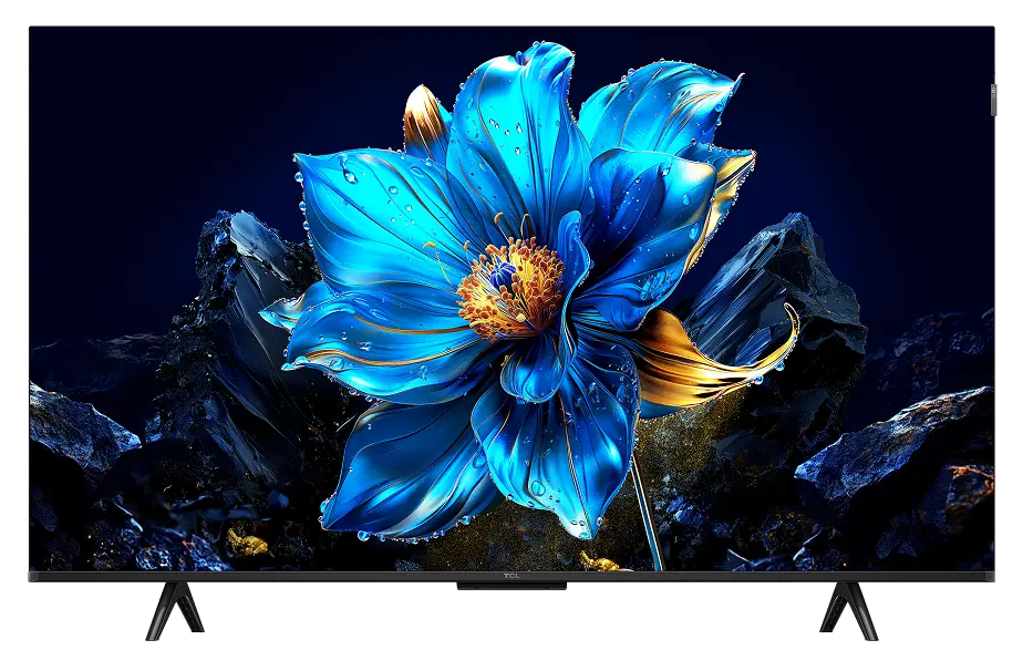 Telewizor Tcl wyświetlający jaskrawy, niebieski kwiat na tle ciemnych skał z detalami kropel wody.