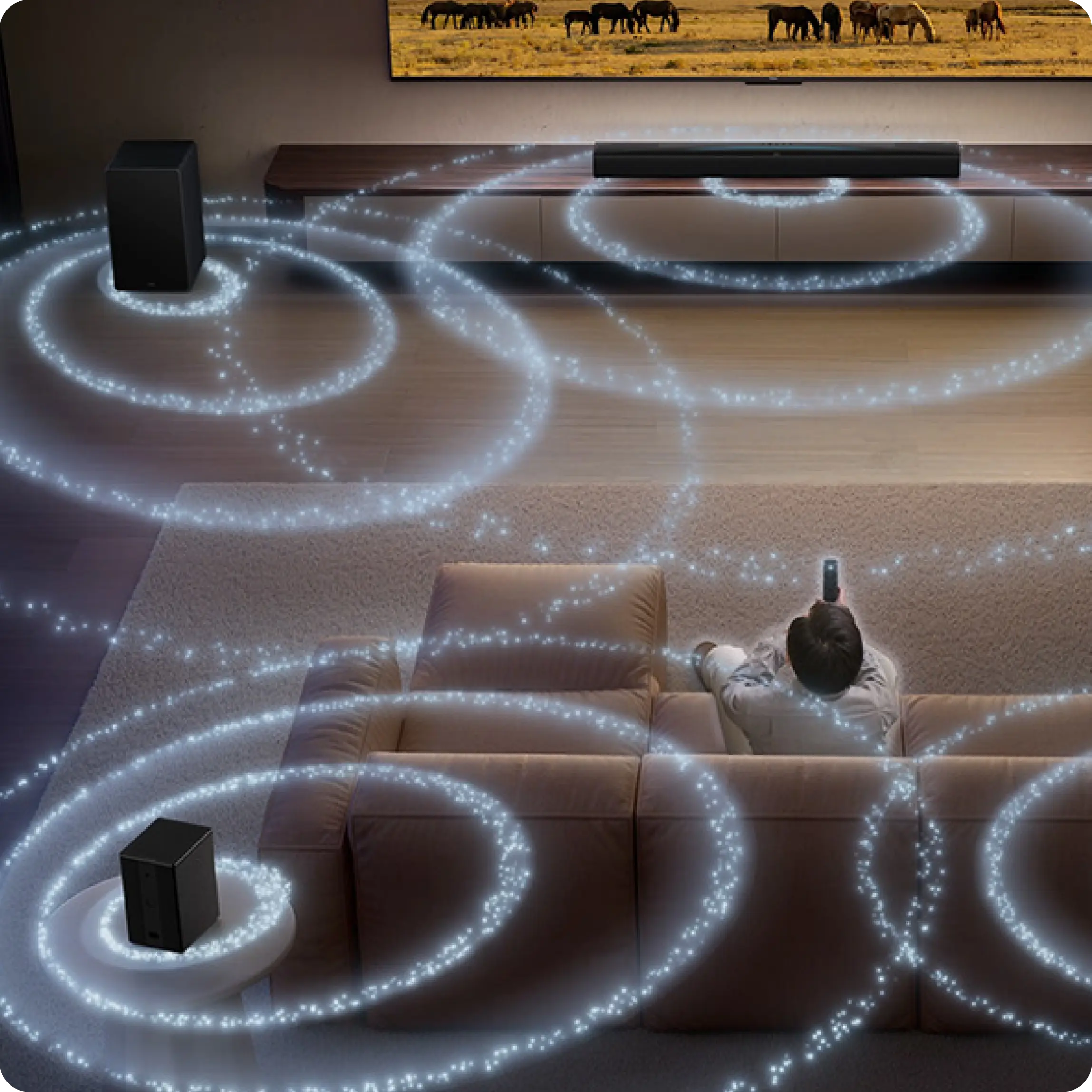 Salon z kinem domowym i wizualizacją rozchodzenia się dźwięku przestrzennego wokół widza na kanapie.