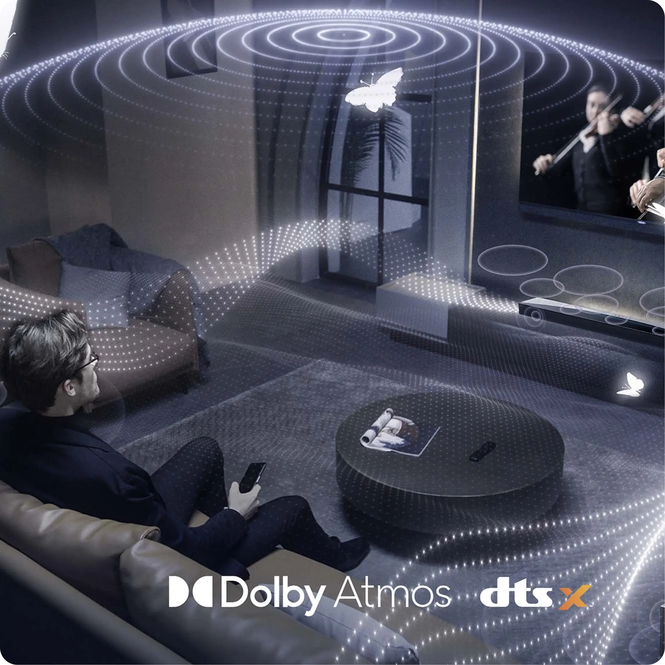 Wizualizacja dźwięku przestrzennego w salonie z motylem pod sufitem i logotypami technologii.