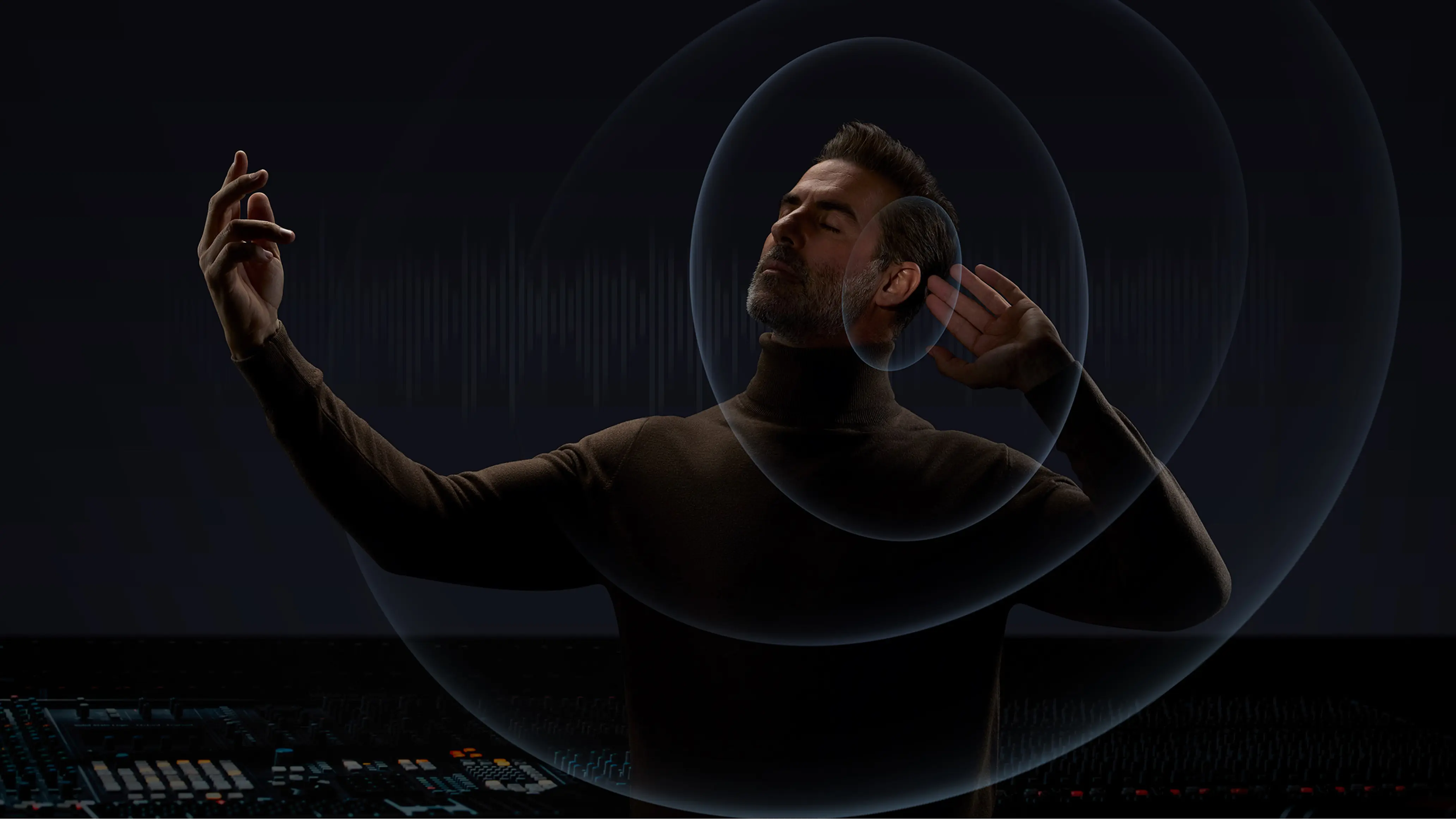 Mężczyzna z zamkniętymi oczami na ciemnym tle, otoczony graficznymi okręgami fal dźwiękowych.