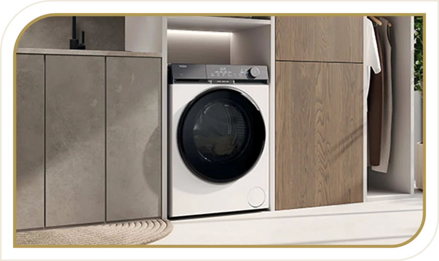 Pralka Haier w zabudowie, biała z czarnym bębnem, umieszczona między szafkami w nowoczesnej łazience.