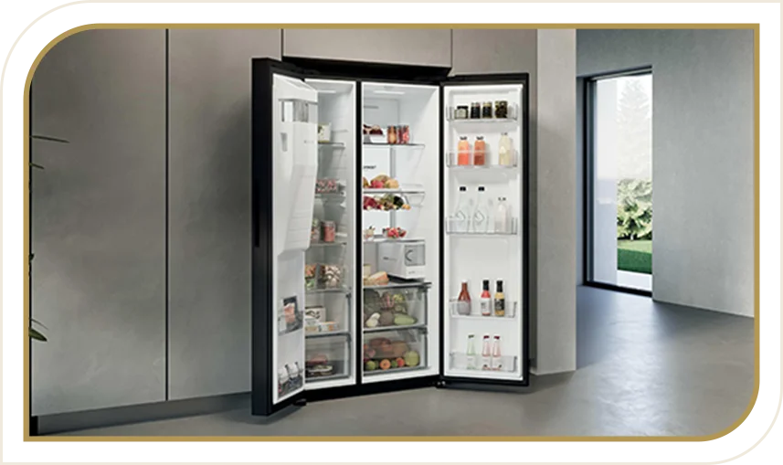 Dwudrzwiowa lodówka z otwartymi drzwiami, wypełniona jedzeniem i napojami, ustawiona w nowoczesnej kuchni.