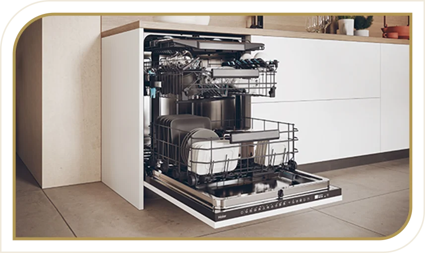 Zmywarka Haier w zabudowie kuchennej z otwartymi drzwiami, wypełniona naczyniami i sztućcami.