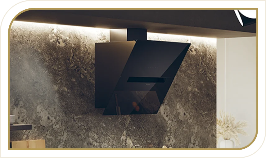 Czarny okap kuchenny o nowoczesnym designie zamontowany na ścianie z kamiennym wykończeniem.