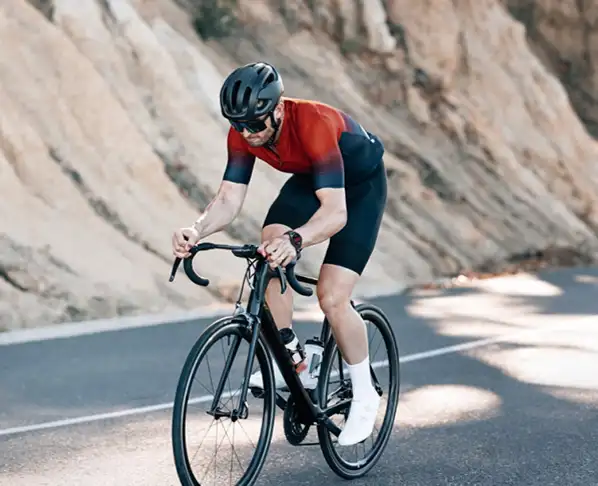 Zbliżenie smartwatcha Hama na nadgarstku użytkownika