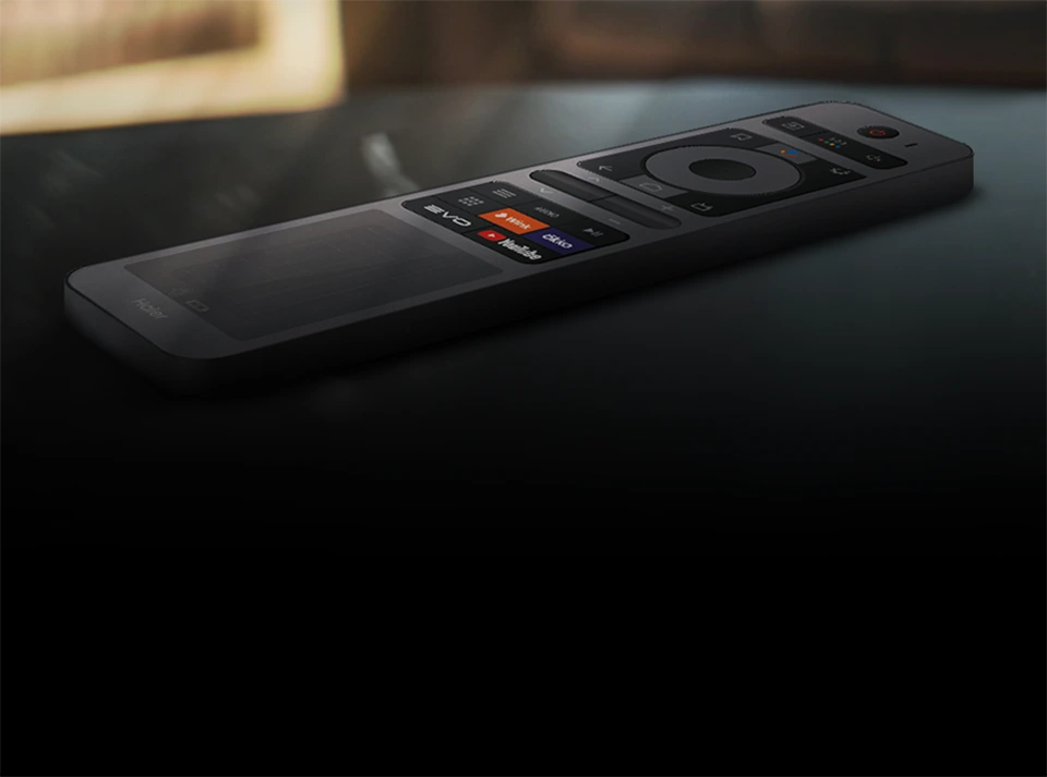 Pilot zdalnego sterowania Haier leżący na ciemnym blacie