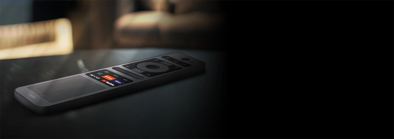 Pilot zdalnego sterowania Haier leżący na ciemnym blacie