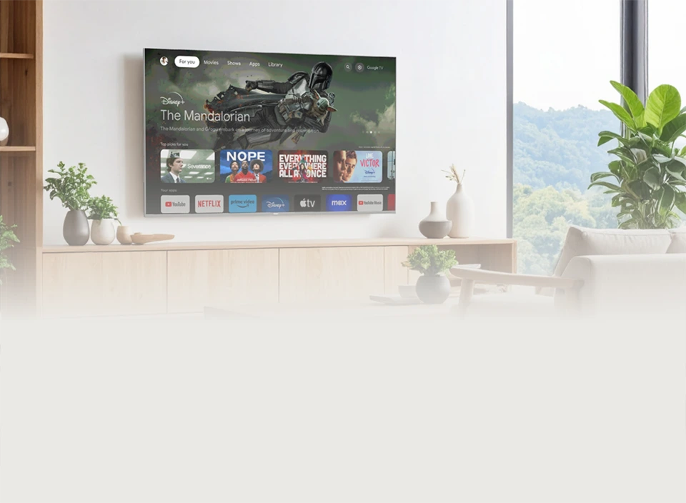 Telewizor ścienny Haier z interfejsem Google TV w jasnym wnętrzu