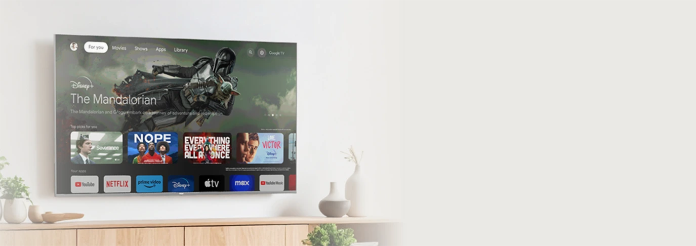 Telewizor ścienny Haier z interfejsem Google TV w jasnym wnętrzu