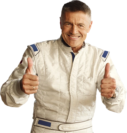 Uśmiechnięty mężczyzna w jasnym kombinezonie pokazujący uniesione kciuki