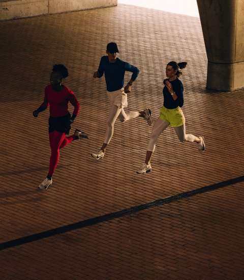 Biegacze trenujący z Apple Watch Series 11