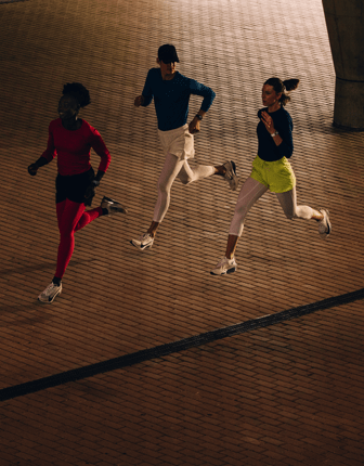 Biegacze trenujący z Apple Watch Series 11