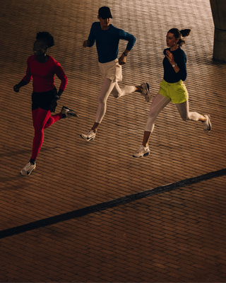 Biegacze trenujący z Apple Watch Series 11