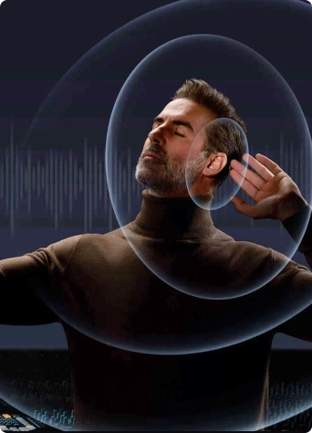 Mężczyzna w ciemnym golfie z zamkniętymi oczami słucha muzyki otoczony falami dźwiękowymi