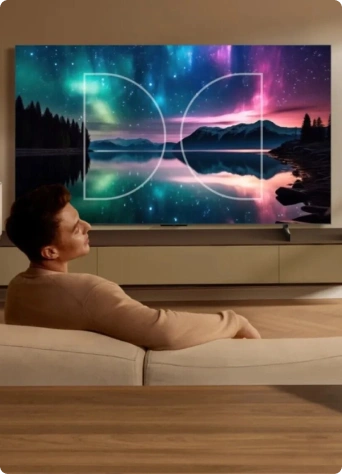 Mężczyzna siedzi na sofie przed telewizorem Tcl z kolorowym obrazem i efektem przestrzennego dźwięku