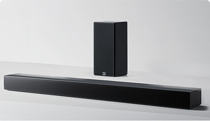 Czarny soundbar Tcl z subwooferem prezentowany na jasnym tle w minimalistycznym ujęciu
