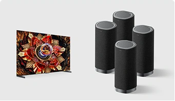 Telewizor Tcl obok czterech czarnych głośników tworzących bezprzewodowy system dźwięku