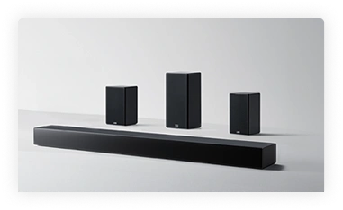 Zestaw kina domowego Tcl z soundbarem i trzema głośnikami na białym tle