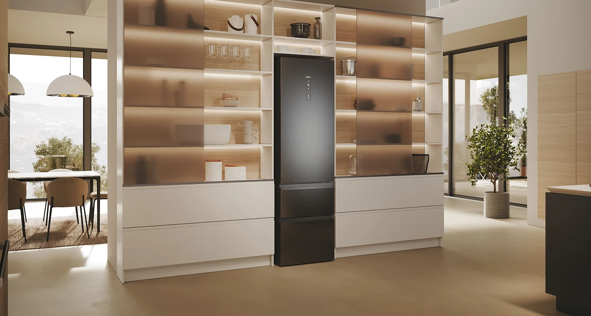 Lodówka Haier 3D ustawiona w nowoczesnej kuchni z drewnianymi półkami i jasnym wnętrzem