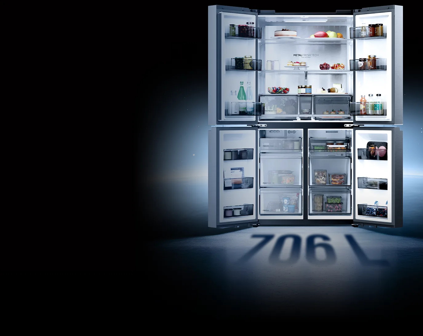 Wnętrze lodówki Haier HORIZON French Door 706 L z&nbsp;pełnym wyposażeniem i&nbsp;napisem 706 L na&nbsp;podstawie