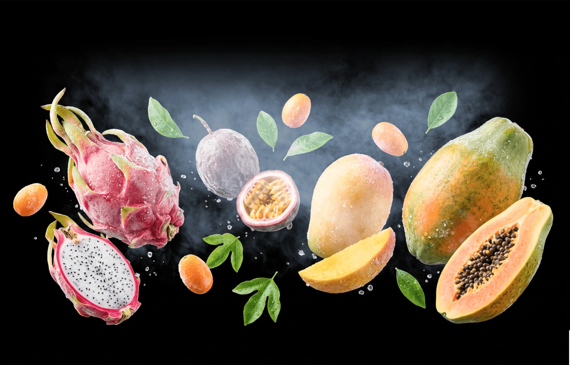 Mrożone owoce egzotyczne: pitaja, mango, papaja, marakuja i kumkwaty na czarnym tle