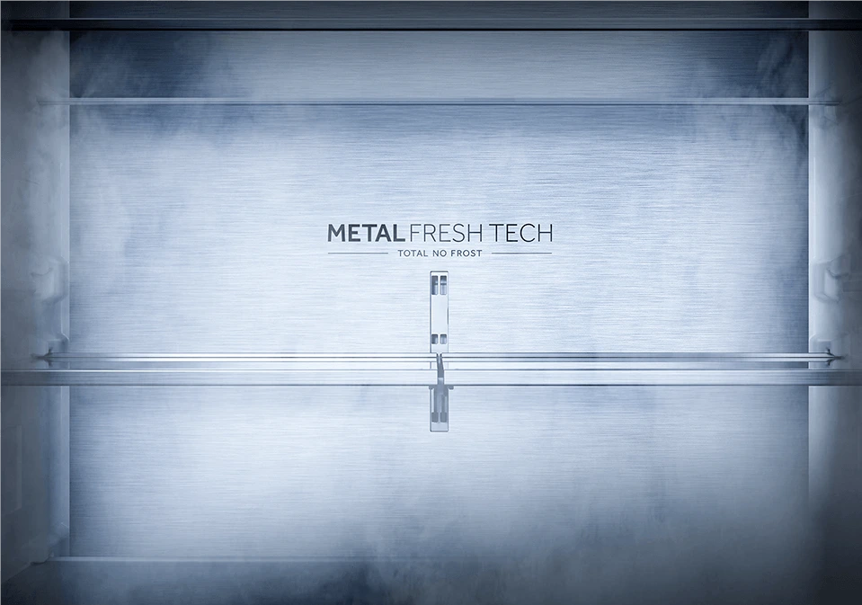 Wnętrze chłodziarki Haier z metalowym panelem Metal Fresh Tech i chłodną mgłą