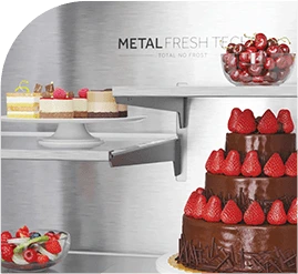 Tort czekoladowy z truskawkami i desery przechowywane w chłodziarce Haier z technologią Metal Fresh Tech