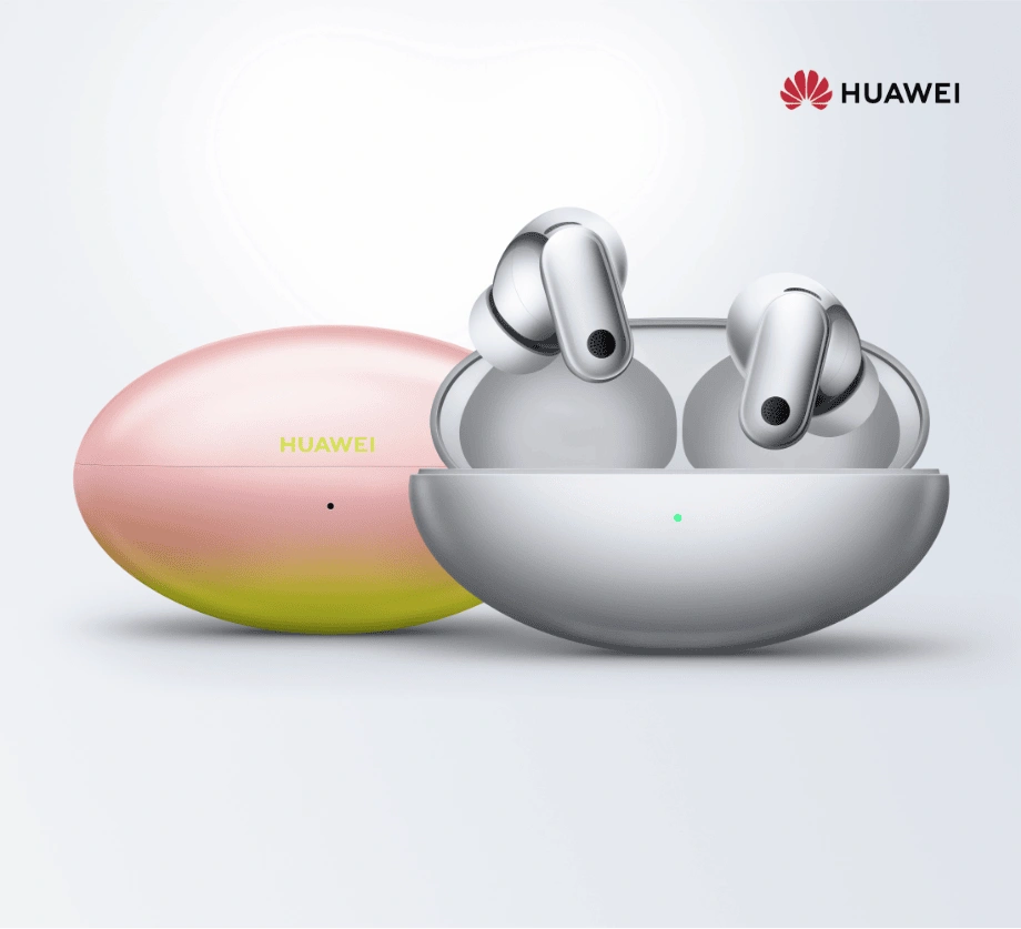 Srebrne, douszne słuchawki HUAWEI FreeBuds Neo wysunięte ze srebrnego etui ładującego, w tle drugie etui w kolorze różowym.