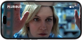 iPhone 18 Pro w układzie poziomym z wyświetlonym zbliżeniem na kobietę patrzącą przez okno. Tytuł serialu: Jedyna