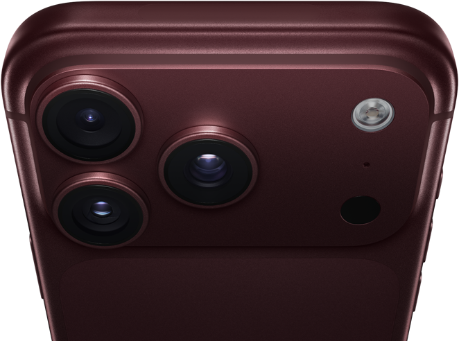 iPhone 18 Pro Max w kolorze burgunda (ciemna czerwień), tył obudowy, system pro aparatów Fusion w górnej części urządzenia, 3 obiektywy, częściowo zamknięte klapki zmiennej przysłony, flesz, mikrofon i skaner LiDAR, góra obudowy, antena łączności komórkowej, płaskie boki, zaokrąglone rogi