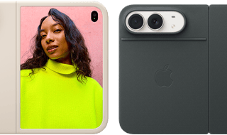 Całkowicie otwarty iPhone Duo w kolorze gwiezdnej bieli w silikonowym etui w kolorze piasku, układ poziomy, system dwóch aparatów Fusion w lewym górnym rogu, etui osłania tył obudowy i zewnętrzną krawędź wyświetlacza przedniego, po prawej stronie na wyświetlaczu zewnętrznym widoczny jest portret osoby. iPhone V68 w kolorze gwiezdnej bieli w etui Folio w kolorze granatu, tył obudowy z widocznymi dwoma aparatami tylnymi Fusion 48 MP, dwa obiektywy