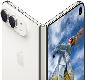iPhone Duo częściowo otwarty, jak książka, z mechanizmem zawiasu pośrodku, panel tylny po lewej stronie z logo Apple i systemem dwóch aparatów, wyświetlacz zewnętrzny po prawej stronie ukazuje portret osoby o blond włosach