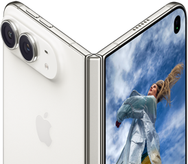 iPhone Duo częściowo otwarty, jak książka, z mechanizmem zawiasu pośrodku, panel tylny po lewej stronie z logo Apple i systemem dwóch aparatów, wyświetlacz zewnętrzny po prawej stronie ukazuje portret osoby o blond włosach