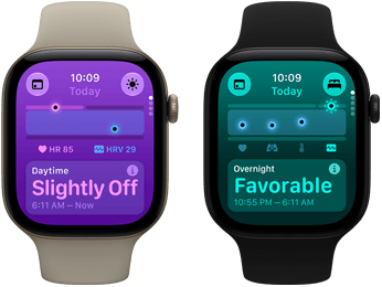 Dwa urządzenia Apple Watch Series 12: koperta z aluminium w kolorze jasnego złota, parametry życiowe w dzień wykazujące lekkie odchylenia, pokrętło Digital Crown, pasek sportowy w kolorze piasku; koperta z aluminium w kolorze czarnym, prawidłowe parametry życiowe w nocy, pokrętło Digital Crown, pasek sportowy w kolorze czarnym