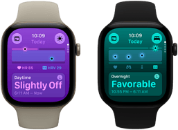 Dwa urządzenia Apple Watch Series 12: koperta z aluminium w kolorze jasnego złota, parametry życiowe w dzień wykazujące lekkie odchylenia, pokrętło Digital Crown, pasek sportowy w kolorze piasku; koperta z aluminium w kolorze czarnym, prawidłowe parametry życiowe w nocy, pokrętło Digital Crown, pasek sportowy w kolorze czarnym