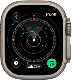 Apple Watch Ultra 4 z kopertą z tytanu w kolorze naturalnym, na ekranie funkcja Ślad pokazująca trasę z wskazówkami kompasu, widoczny prawy bok urządzenia, pokrętło Digital Crown, wystający przycisk boczny