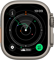 Apple Watch Ultra 4 z kopertą z tytanu w kolorze naturalnym, na ekranie funkcja Ślad pokazująca trasę z wskazówkami kompasu, widoczny prawy bok urządzenia, pokrętło Digital Crown, wystający przycisk boczny