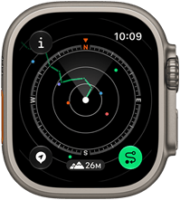 Apple Watch Ultra 4 z kopertą z tytanu w kolorze naturalnym, na ekranie funkcja Ślad pokazująca trasę z wskazówkami kompasu, widoczny prawy bok urządzenia, pokrętło Digital Crown, wystający przycisk boczny
