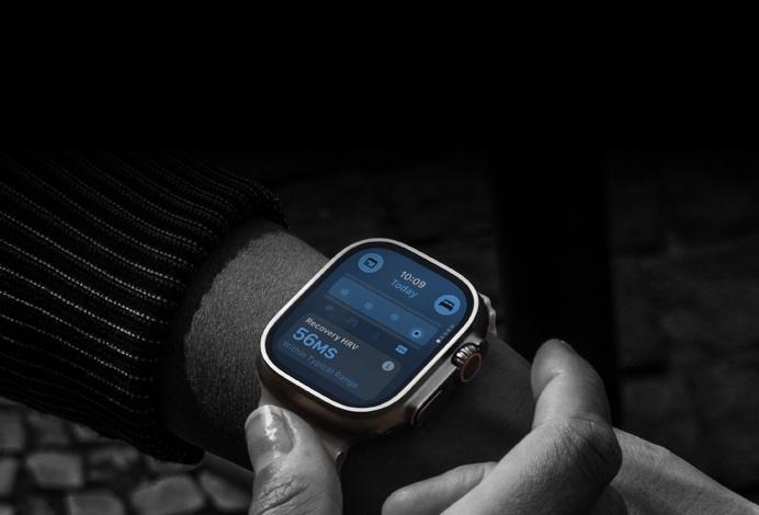 Osoba z założonym na nadgarstek Apple Watch Ultra 4, odczyty parametrów życiowych w dzień są lekko odbiegające od normy