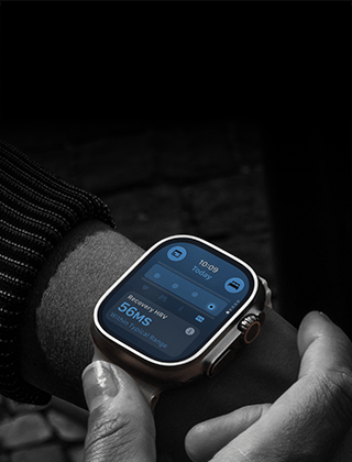 Osoba z założonym na nadgarstek Apple Watch Ultra 4, odczyty parametrów życiowych w dzień są lekko odbiegające od normy