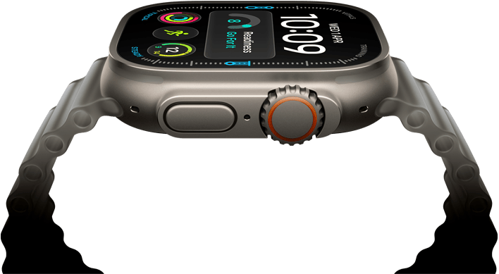 Apple Watch Ultra 4 z kopertą z tytanu w kolorze naturalnym, tarcza cyfrowego zegara, komplikacje: gotowość, tętno, Treningi, temperatura, widoczny prawy bok urządzenia, pokrętło Digital Crown, wystający przycisk boczny; pasek Ocean w kolorze półprzezroczystej szarości